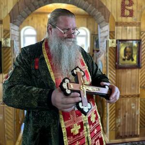 иерей Александр Олисов с Крестом с частицей Креста Господня